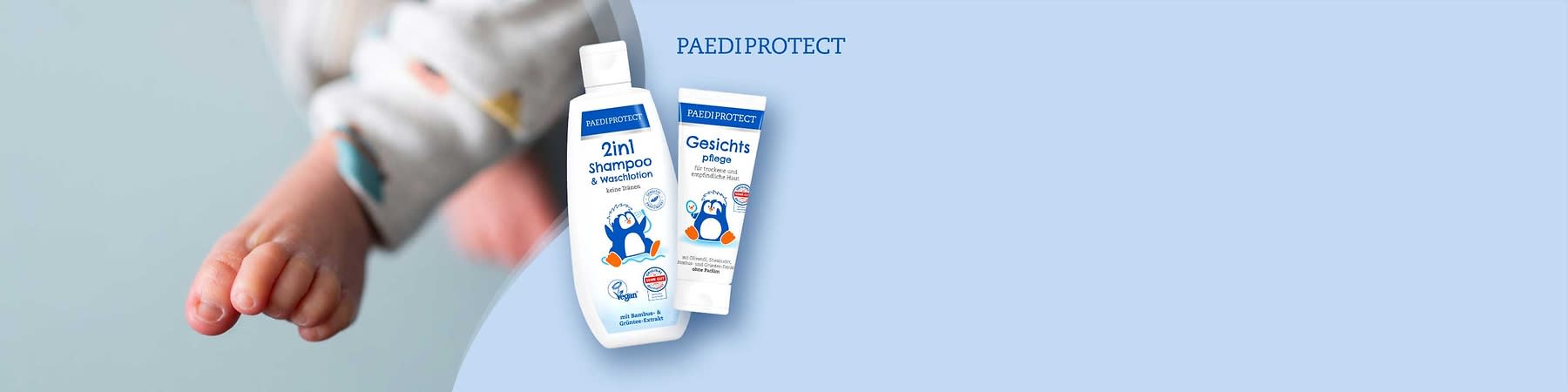 Zwei weiße Produktverpackungen der Marke PAEDIPROTECT auf hellblauem Hintergrund: links eine stehende Flasche mit Aufschrift „2in1 Shampoo & Waschlotion“, rechts eine Tube mit Aufschrift „Gesichtspflege für trockene und empfindliche Haut“, beide mit blauem Markenfeld, Pinguin-Illustration und zusätzlichen kleinen Texten und Logos