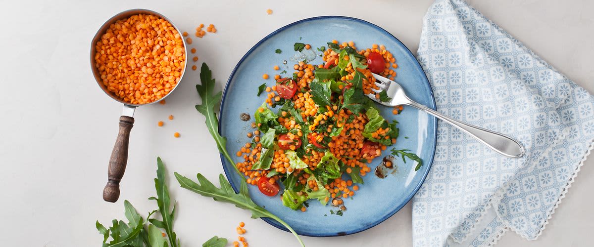 Rote Linsen Salat angerichtet