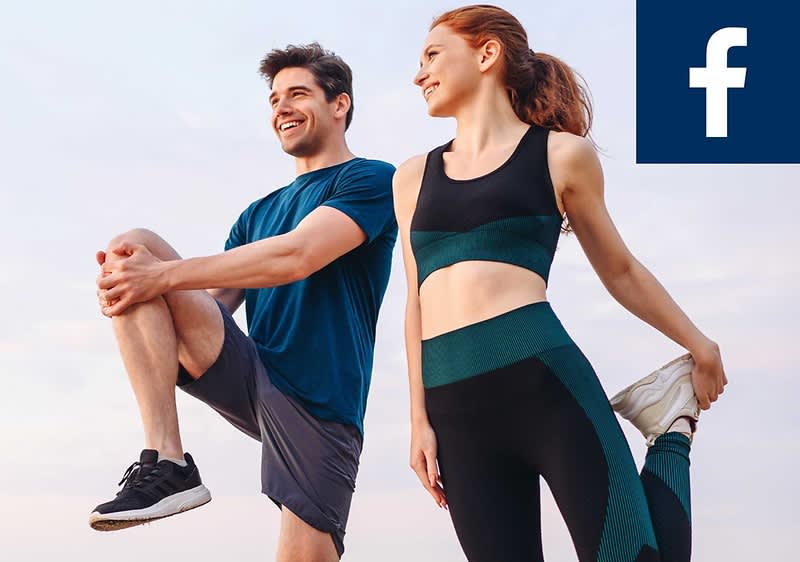 Zwei sportlich gekleidete Personen beim Dehnen, links ein Mann in blauem T‑Shirt und grauen Shorts zieht ein Knie zur Brust, rechts eine Frau in schwarzem und dunkelgrün gestreiftem Sporttop und Leggings hält einen Fuß hinter dem Rücken; oben rechts blaues Quadrat mit weißem Facebook‑Logo