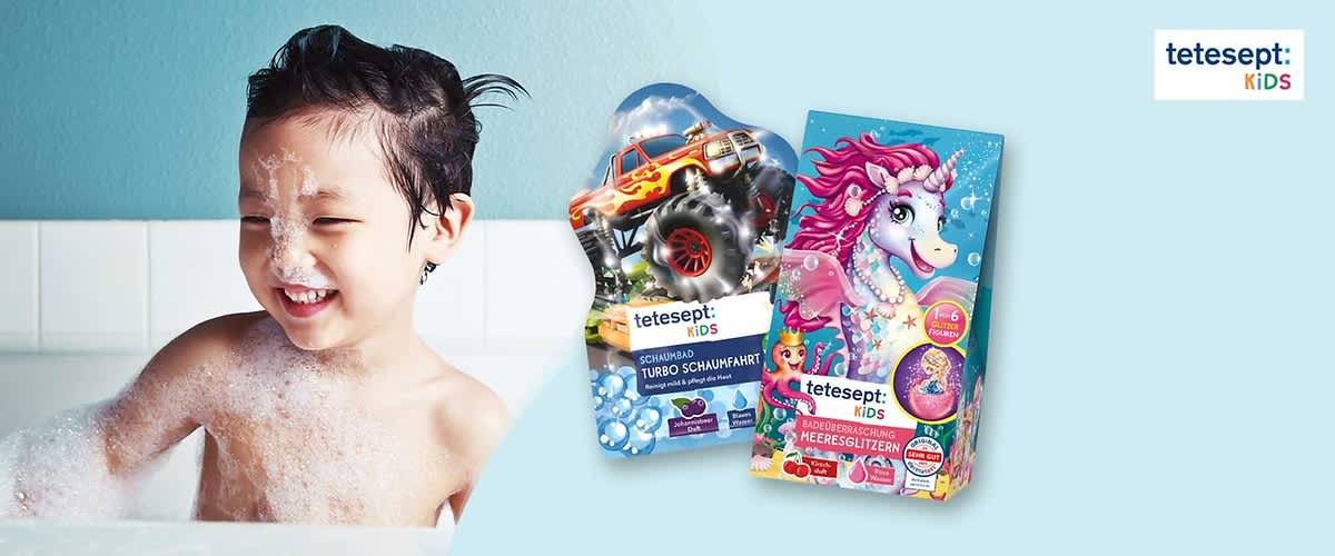 Zwei bunte tetesept KIDS-Badprodukte vor hellem Hintergrund: links eine längliche Verpackung mit Tiermotiven (Löwe, Giraffe, Elefant) und der Aufschrift „tetesept KIDS Badespaßmischung Safari-Abenteuer 1–6 Jahre“, rechts eine Beutelverpackung in Form eines Fußballers mit einem Jungen im roten Trikot, einem Fußball und der Aufschrift „tetesept KIDS Schaum-Bad Fussballfieber“ sowie das tetesept-Logo oben rechts