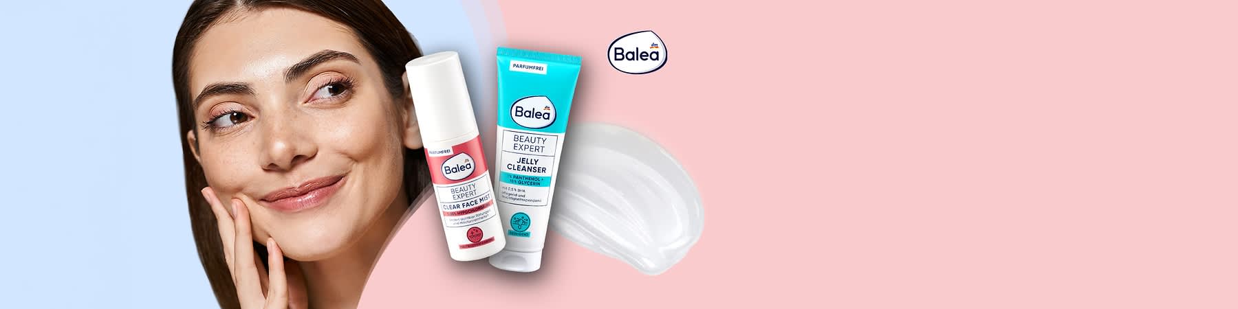 Zwei Balea Beauty Expert Produkte vor pastellrosa Hintergrund: links eine weiße Pumpspray-Flasche mit rotem Etikett „Clear Face Mist“, rechts eine türkis-weiße Tube „Jelly Cleanser“ mit Zusatztexten „parfumfrei“ und „mit Panthenol + Glycerin“, daneben eine aufgetragene weiße Gel-Textur und oben rechts das Balea-Logo