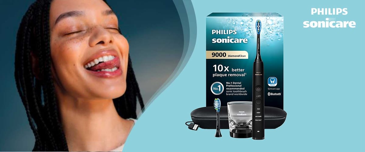 Schwarze Philips Sonicare 9000 Schallzahnbürste mit Ladestation, Ersatzbürstenkopf und Reiseetui vor der türkis-blauen Verpackung mit Aufschrift „Philips Sonicare 9000 DiamondClean“, Hinweis „10x better plaque removal“ und Bluetooth-Logo