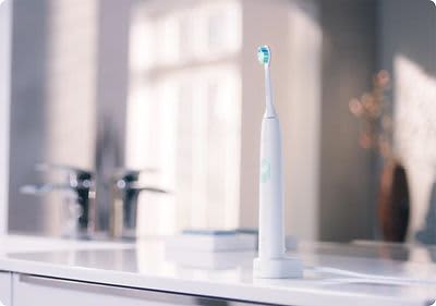 Mit der Sonicare ProtectiveClean 4300 entfernen Sie bis zu sieben Mal mehr Plaque als mit einer herkömmlichen Handzahnbürste.