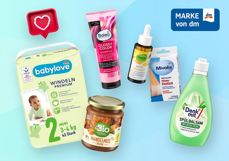 Collage aus sechs Produkten der Marke dm: Eine Packung babylove Windeln Premium Größe 2 mit einem Babybild, eine Balea Glossy Color Shampoo-Flasche, ein Glas dmBio Mandelmus, ein Denkmit Spülbalsam, eine Mivolis Pflasterpackung und ein Fläschchen mit Balea Gesichtspflegeöl. Oben rechts das dm Logo mit der Aufschrift „MARKE von dm“