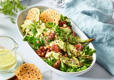 Feldsalat mit grünem Spargel