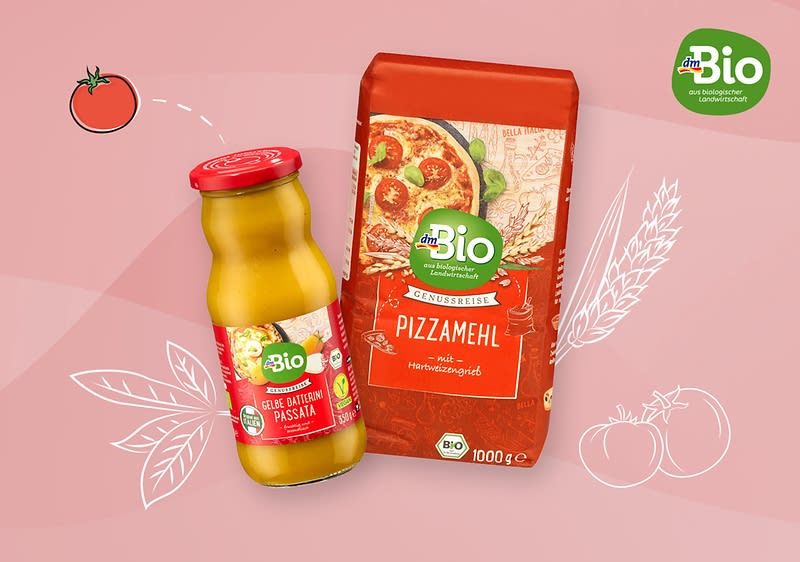 zwei dmBio-Produkte auf rosafarbenem Hintergrund: links ein Glas gelbe Datterino-Passata mit rotem Deckel und grünem dmBio-Logo, rechts eine rote Packung Pizzamehl 1000 g mit dmBio-Logo und Bild einer Pizza