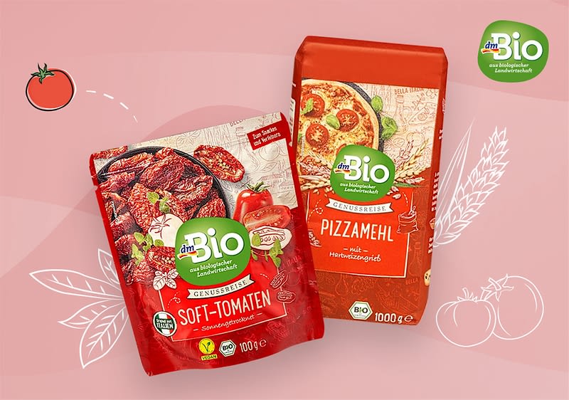 Ein Glas mit rotem Tomatensauce und Basilikum, auf dessen Etikett dm Bio Tomatensauce Basilikum steht, neben einer roten Packung mit der Aufschrift dm Bio Pizzamehl mit Weizenvollkornmehl 1000 g, beide Produkte sind vor einem rosa Hintergrund mit gezeichneten Weizenähren und Tomaten, oben rechts das dm Bio Logo mit dem Slogan Natürlich lecker und nachhaltig