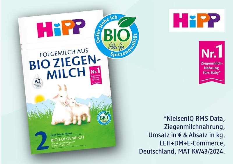 Produktverpackung einer Bio-Ziegenmilch-Folgemilch mit der Aufschrift „HiPP“, „Bio Ziegenmilch“, „Nr. 1 Ziegenmilchnahrung fürs Baby“, „2 nach dem 6. Monat“, „Bio Folgemilch“ und „Dafür stehe ich Bio-Spitzenqualität“, daneben ein rotes Quadrat mit „Nr. 1 Ziegenmilchnahrung fürs Baby“ und ein Sternchenhinweis zu NielsenIQ RMS Data
