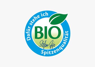 Ein rundes Logo mit einem blauen Rand, der die Aufschrift „Dafür stehe ich Spitzenqualität“ trägt. In der Mitte steht „BIO“ in grüner Schrift auf einem hellgrünen Hintergrund, darunter der Name „Stefan G.“, begleitet von einem grünen Blatt oben rechts