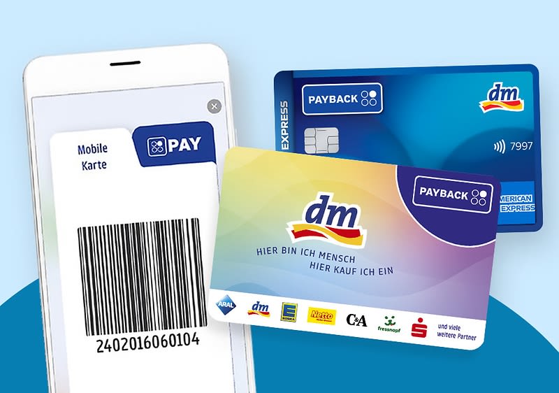 Smartphone mit großem Barcode auf dem Display links, daneben drei Kundenkarten: vorn eine bunte dm-Card mit dem dm-Logo, dem Text „HIER BIN ICH MENSCH HIER KAUF ICH EIN“ und Logos von Partnerunternehmen, dahinter eine blaue PAYBACK-Karte und eine dunkelblaue American-Express-PAYBACK-Karte mit Kontaktlos-Symbol