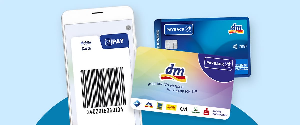 Smartphone mit großem Barcode auf dem Display links, daneben drei Kundenkarten: vorn eine bunte dm-Card mit dem dm-Logo, dem Text „HIER BIN ICH MENSCH HIER KAUF ICH EIN“ und Logos von Partnerunternehmen, dahinter eine blaue PAYBACK-Karte und eine dunkelblaue American-Express-PAYBACK-Karte mit Kontaktlos-Symbol