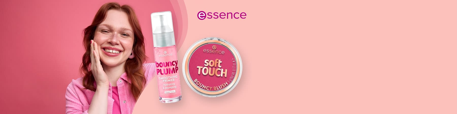 Eine rosa Produktcollage mit zwei Kosmetikartikeln der Marke essence, links eine Flasche mit Pumpspender und der Aufschrift essence bouncy PLUMP SMOOTHING PRIMER hydrating & plumping free from und rechts ein runder Behälter mit der Aufschrift essence soft TOUCH BOUNCY BLUSH in der Farbe 10 Dazzling Ditox, im Hintergrund ein rosa Farbverlauf mit dem essence-Logo oben rechts.