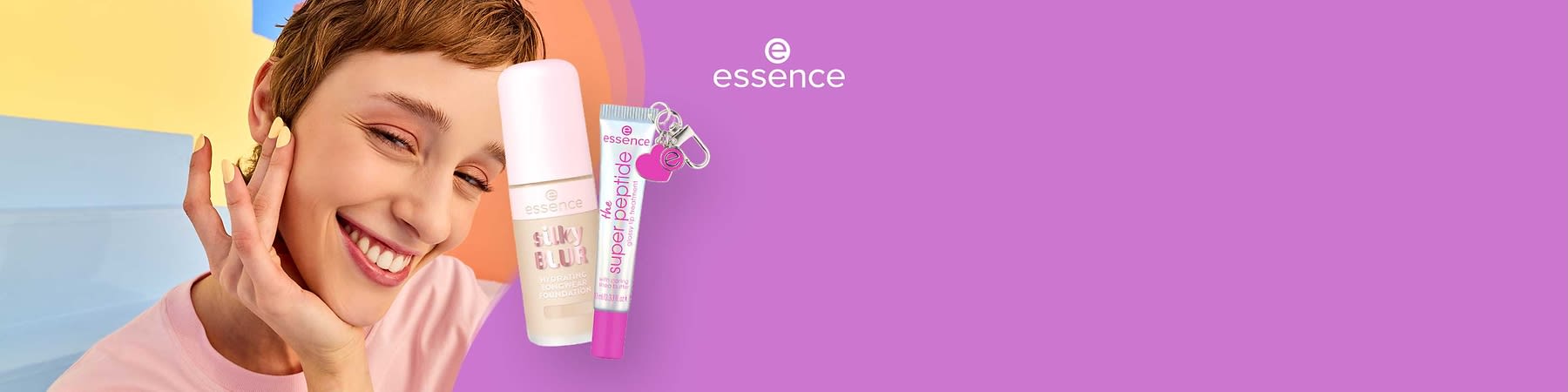 Eine rosa Foundation-Flasche mit der Aufschrift „silky blur hydrating foundation“ und eine Tube mit der Aufschrift „the super peptide“ vor einem lila Hintergrund. Oben rechts das Logo von essence.