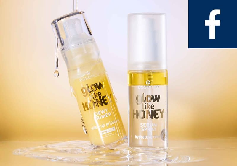 Zwei Kosmetikflaschen von Essence mit der Aufschrift „Glow like Honey“, links ein Dewy Primer und rechts ein Serum Spray, vor einem goldenen Hintergrund. Oben rechts ein Facebook-Logo