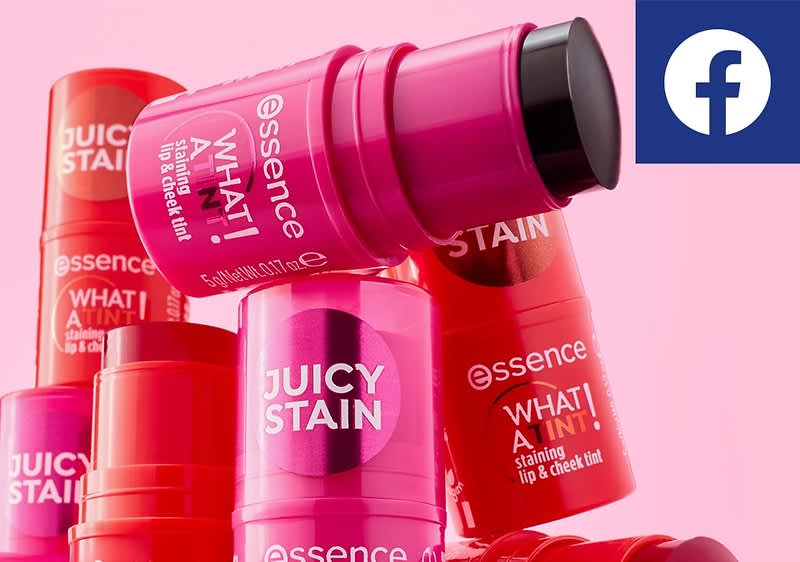 Mehrere Lippen- und Wangen-Tint-Stifte der Marke essence in verschiedenen Rottönen sind zu sehen, die Aufschriften auf den Stiften lauten JUICY STAIN und WHAT A TINT, daneben ist das Facebook-Logo abgebildet