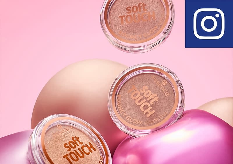 Drei runde, transparente Dosen mit der Aufschrift soft TOUCH BOUNCY GLOW in verschiedenen Brauntönen schweben vor einem Hintergrund aus rosa und beige schimmernden Kugeln, oben rechts ist das Instagram-Logo zu sehen