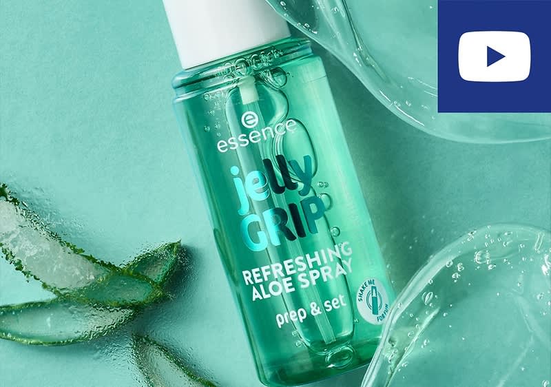 Eine türkisfarbene Flasche mit weißem Deckel, darauf steht in weißer Schrift essence jelly GRIP REFRESHING ALOE SPRAY prep & set und ein Symbol für vegane Kosmetik, umgeben von transparenten Wasserblasen und Aloe-Blättern auf einem mintgrünen Hintergrund, oben rechts ist ein blaues Quadrat mit einem weißen Play-Symbol.