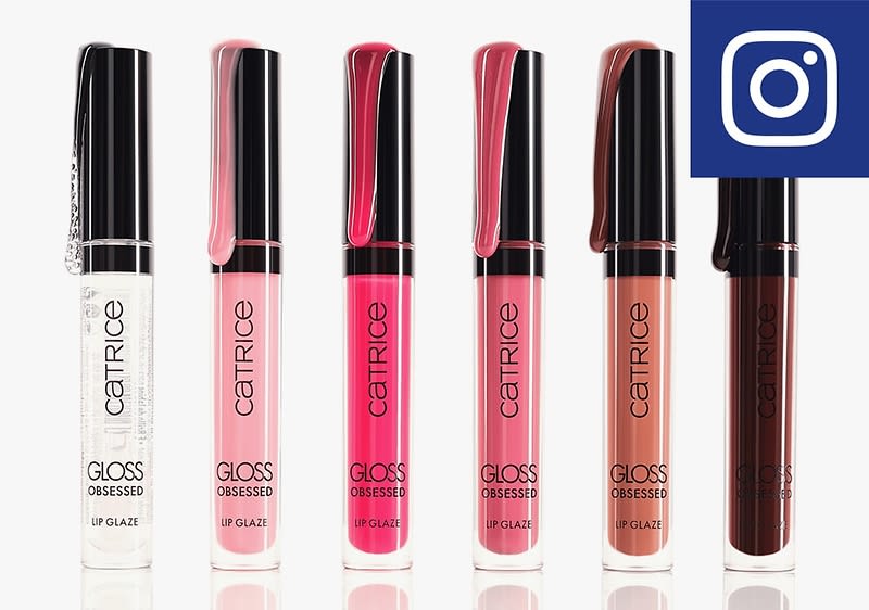 Sechs Lipgloss-Flaschen von Catrice in einer Reihe, die Farben sind von links nach rechts: transparent, hellrosa, pink, rosa, nude und dunkelrot, alle Flaschen tragen die Aufschrift CATRICE GLOSS OBSESSED LIP GLAZE, oben rechts ist das Instagram-Logo zu sehen.