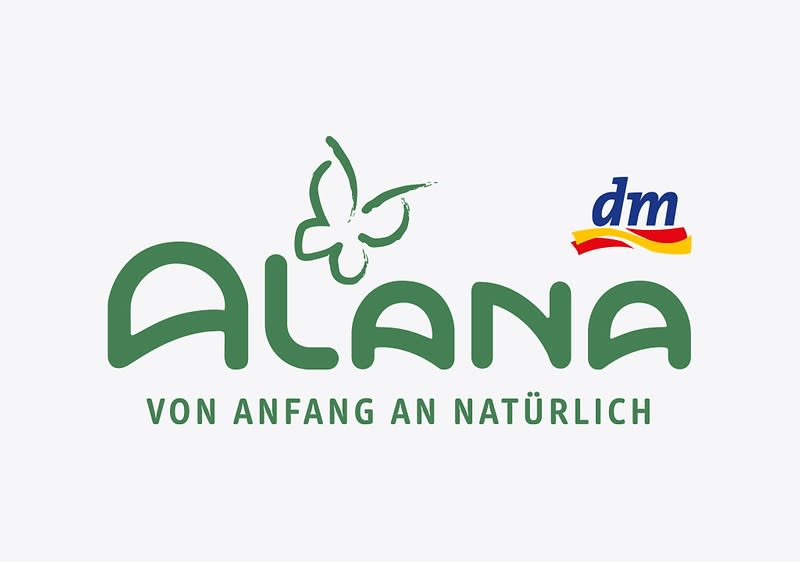 Das Logo von Alana und dm mit dem Slogan „Von Anfang an natürlich“ und einem stilisierten Schmetterling über dem Buchstaben „A“