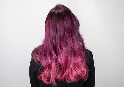 Dunkelrosa Haare