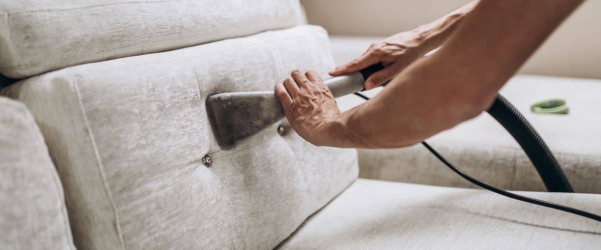 Sofa & Polster reinigen: So werden Sitzmöbel sauber
