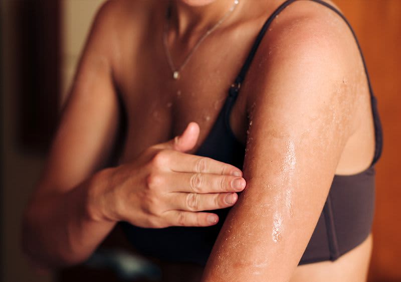 Selbstbräuner-Flecken entfernen