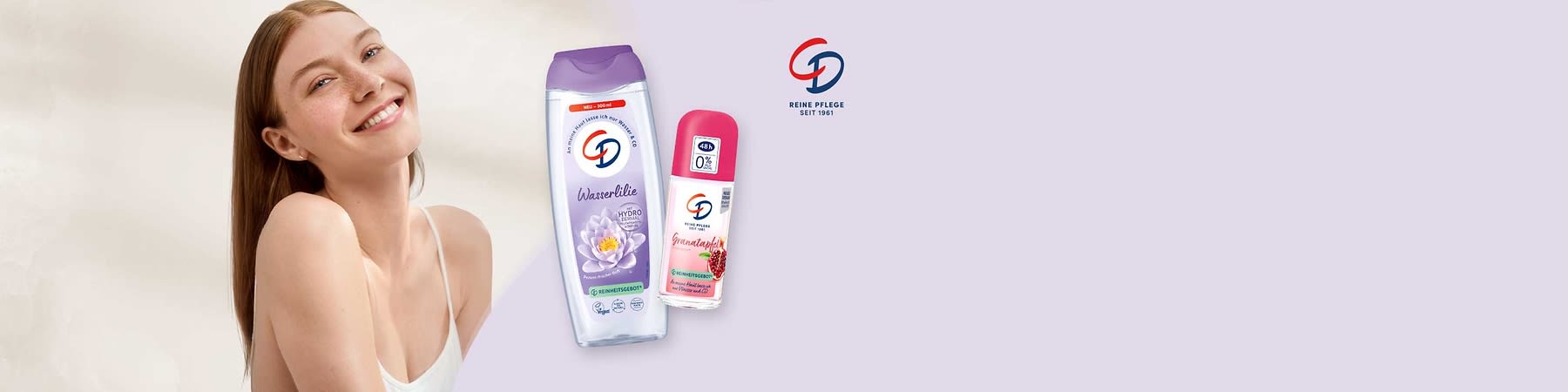 Zwei Pflegeprodukte der Marke CD vor hellem Lilahintergrund: links eine transparente Duschgel-Flasche mit violettem Deckel und Aufschrift „Wasserlilie“, rechts ein weißer Roll-On-Deo-Flakon mit pinkem Deckel und Aufschrift „Granatapfel“, oben rechts Logo und Schriftzug „REINE PFLEGE SEIT 1961“