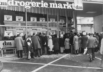 historischer dm-Markt mit vielen Kunden
