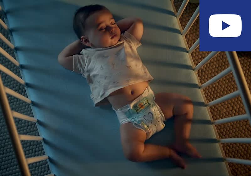 Baby schläft im Gitterbett