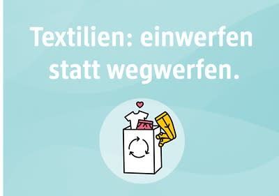 Auf einem hellblauen Hintergrund steht in weißer Schrift der Text Textilien: einwerfen statt wegwerfen, darunter ist eine Zeichnung eines weißen Behälters mit einem Recycling-Symbol, aus dem ein weißes T-Shirt, ein rosa Kleidungsstück und ein gelber Handschuh herausragen, über dem T-Shirt schwebt ein kleines rotes Herz.