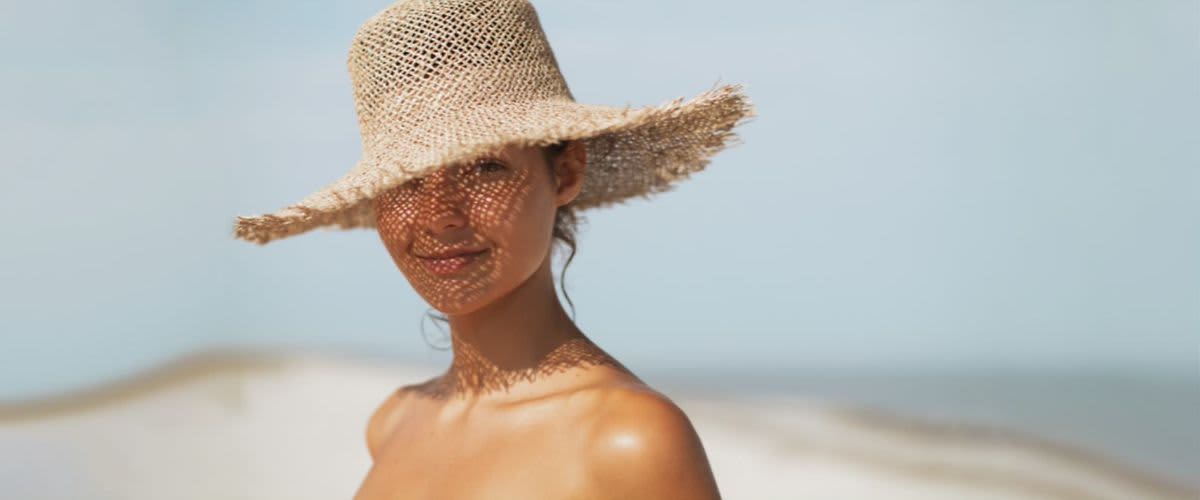 Frau mit Strohhut Strand