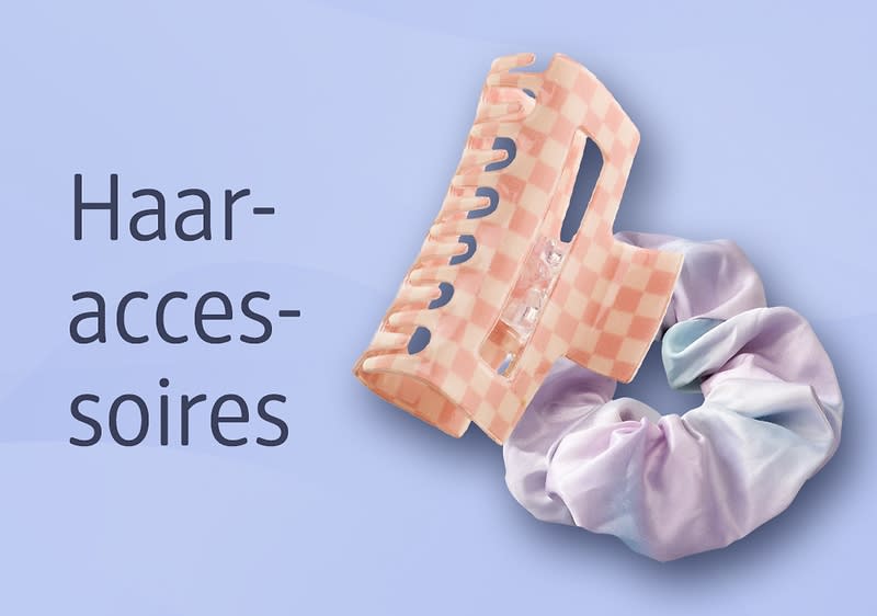 Pastellfarbene Haaraccessoires auf helllila Hintergrund: ein rosa-kariertes Haarclip aus Kunststoff und ein pastellfarbener Stoff-Scrunchie sowie links der Text Haar-access-soires