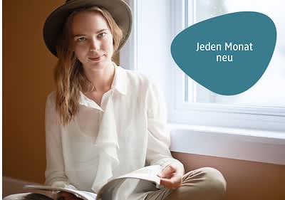 Eine Frau mit langen, lockigen Haaren trägt einen beigen Hut und eine weiße Bluse, sitzt auf einer Fensterbank und hält ein aufgeschlagenes Magazin in der Hand, neben ihr steht in einem türkisfarbenen, unregelmäßig geformten Feld der Text Jeden Monat neu