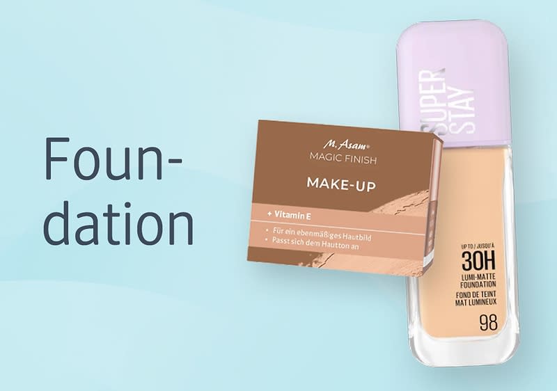 Make-up-Produkte auf blauem Hintergrund