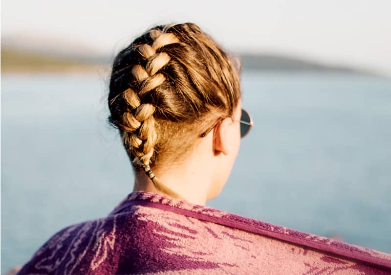 Frau mit Bauernzopf am See 