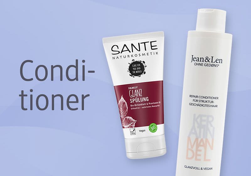 Zwei Conditioner-Flaschen auf blauem Hintergrund