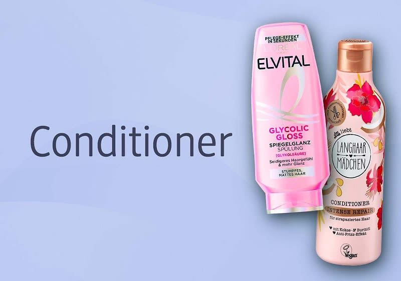 Schriftzug „Conditioner“ links, rechts zwei Conditioner-Flaschen: links rosa Elvital Glycolic Gloss, rechts roséfarbene Flasche Langhaar Mädchen Conditioner mit Blumenmotiv