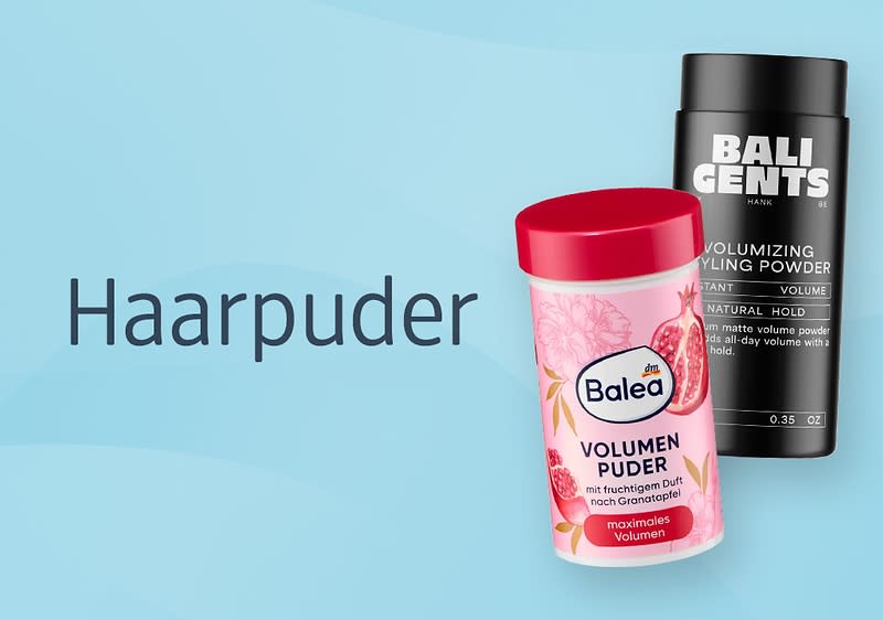 zwei Haarpuder-Dosen vor hellblauem Hintergrund, vorn pinke Balea „Volumen Puder“ mit Granatapfelmotiv, hinten schwarze Dose mit weißer Aufschrift „Ball Gents“ und „Volumizing Styling Powder“, links Schriftzug „Haarpuder”
