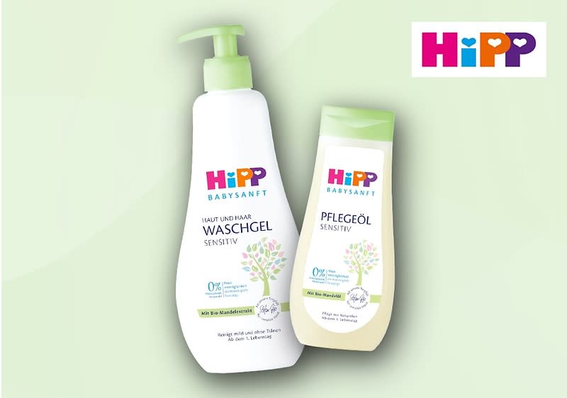 Zwei Produktverpackungen von HiPP, links ein weißes Waschgel mit grünem Pumpspender und der Aufschrift „Sanft und pur Waschgel Sensitiv“, rechts ein weißes Pflegeöl mit grünem Deckel und der Aufschrift „Pflegeöl Sensitiv“, beide mit einem Baum-Design und dem HiPP-Logo oben rechts