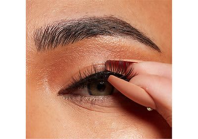 Platziere die Wimpern auf dem Liner und drücke sie leicht an.