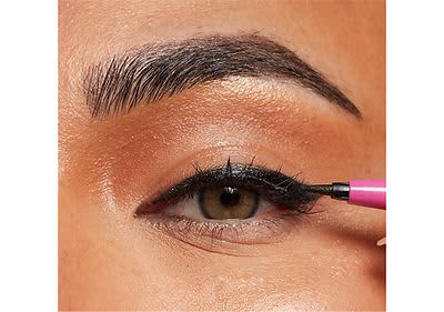 Ziehe mit dem 2-in-1-Eyeliner einen Lidstrich.