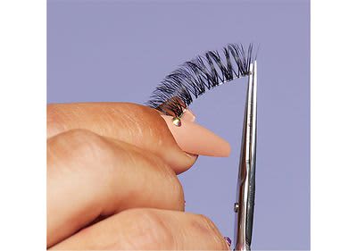 Schneide die Wimpern nach Bedarf außen zu.