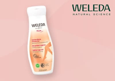 Eine weiße Flasche mit einem rosafarbenen Etikett, auf dem der Markenname Weleda und die Produktbezeichnung Leichte Beine Frische-Gel in mehreren Sprachen zu sehen sind, daneben das Weleda-Logo mit dem Schriftzug Natural Science auf einem hellrosa Hintergrund