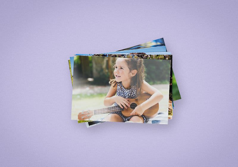 Ein Stapel Fotos auf einem lila Hintergrund, das oberste Bild zeigt ein Kind, das eine Ukulele hält.
