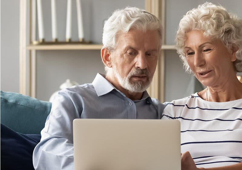 Strom sparen im eigenen Zuhause: ein Paar schaut gemeinsam auf verschiedene Zettel
