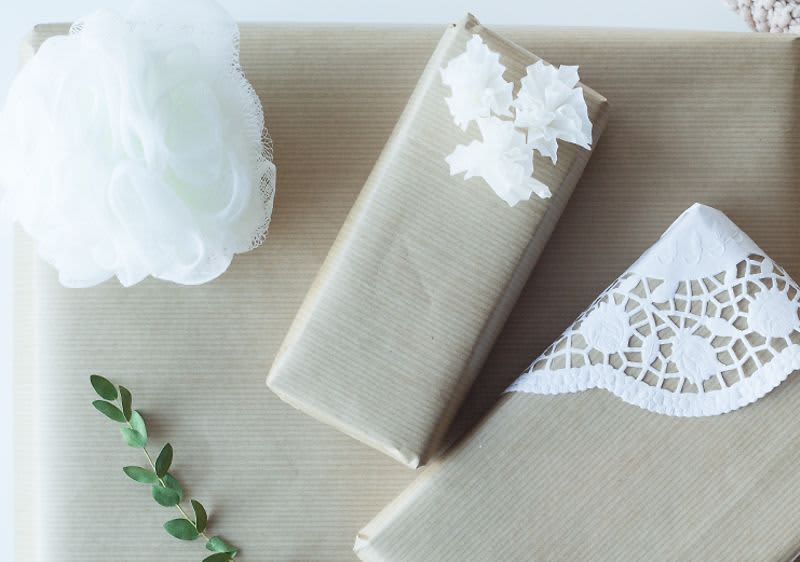 Geschenke mit Backutensilien (Backpapier, Tortenspitzen, Muffinformen) verpackt