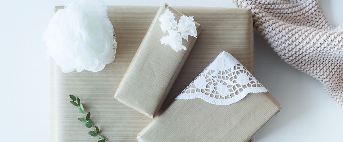 Geschenke mit Backutensilien (Backpapier, Tortenspitzen, Muffinformen) verpackt