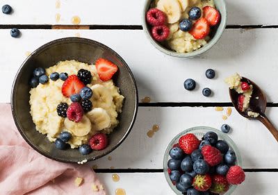 Veganer Porridge mit Vanille und Hirse mit Beeren serviert