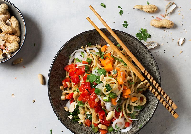 Vegane Bowl mit Erdnuss und Nudeln