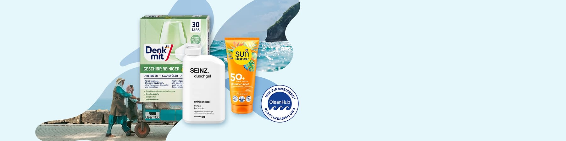 Packshot mit drei Produkten nebeneinander: links eine grüne Packung Denk mit Geschirr Reiniger 30 Tabs, Mitte eine weiße Flasche SEINZ. duschgel erfrischend minder koriander, rechts eine orange-gelbe Tube SUNDANCE 50+ sehr hoch Sonnencreme und unten rechts ein rundes Siegel CleanHub Wir finanzieren Plastiksammlung